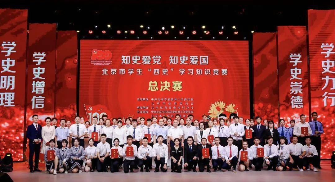 老人突遇事故摔倒 海口“公交侠”与市民飞奔上前救助